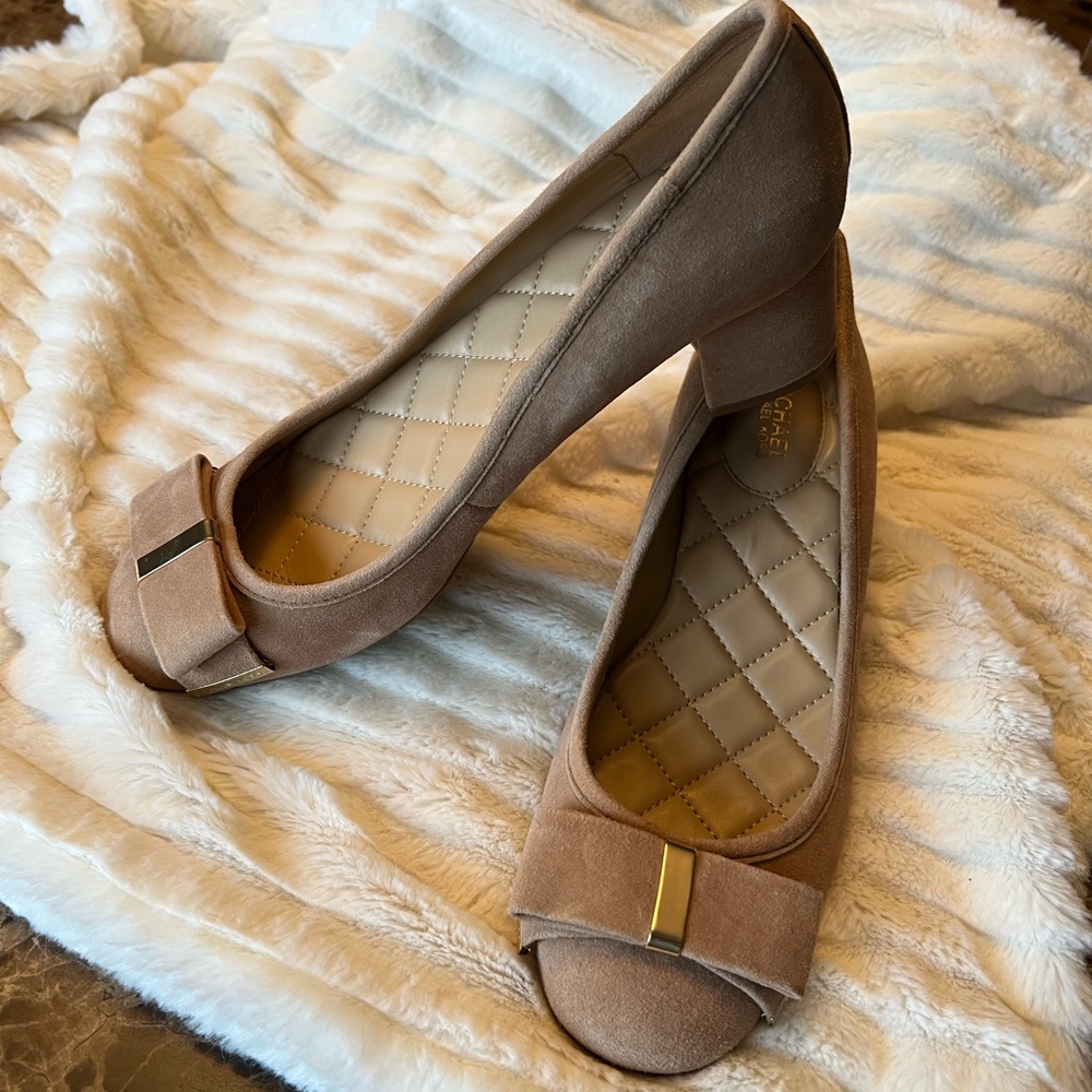 MICHAEL Michael Kors Suede Bow Pumps in Cream 6.5/36.5